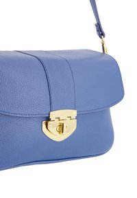 Blå læderhåndtaske med kornet tekstur, guldfarvet lås og lågklap. Justerbar skulderrem til crossbody brug.