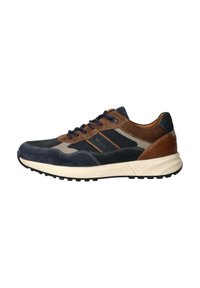 Sneaker casual da uomo con pannelli in suede e pelle blu navy, marrone e beige, suola crema e lacci blu navy, vista di lato.