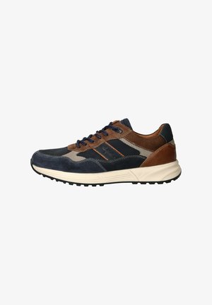 Heren casual sneaker met blauw, bruin en tan-suède en leren panelen, crème zool en blauw maçhes, gezien vanaf de zijkant.