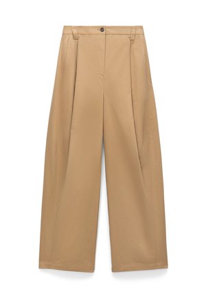 Beżowe spodnie o szerokich nogawkach z plisami, wykonane z lekkiego materiału, z zapięciem na guzik i bocznymi kieszeniami. Gładka faktura, dopasowany krój.