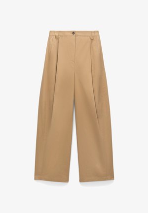 Beżowe spodnie o szerokich nogawkach z plisami, wykonane z lekkiego materiału, z zapięciem na guzik i bocznymi kieszeniami. Gładka faktura, dopasowany krój.