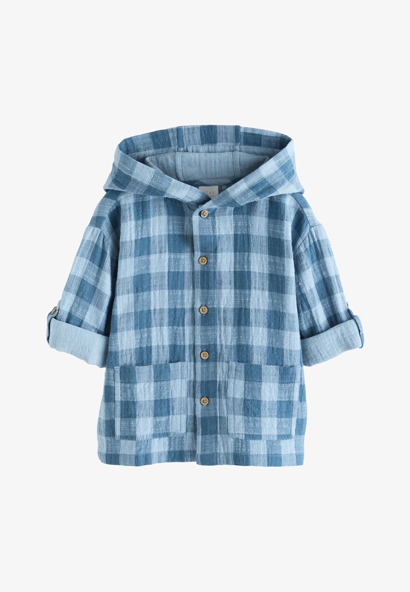 Veste à capuche à carreaux bleu et bleu clair avec boutons en bois, manches retroussées et deux poches avant.