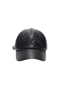 Czarna skórzana czapka baseballowa z wytłoczonym logo "Teen Crew" z przodu. Posiada zakrzywiony daszek oraz dwie linie szwów na czubku.