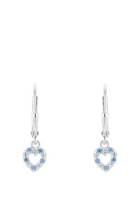 Orecchini a forma di cuore in argento con gemme blu e trasparenti, presentano un centro vuoto e una chiusura a leva.