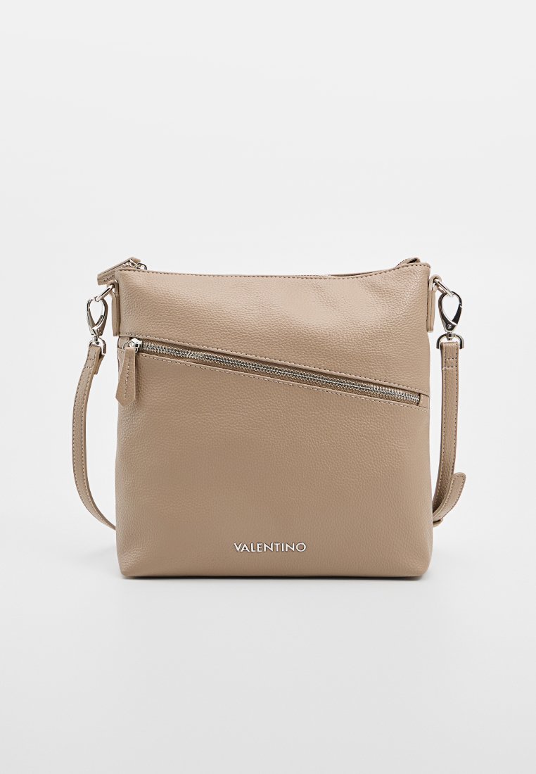 Sac en cuir beige Valentino à bandoulière avec poche zippée diagonale argentée et sangle ajustable sur fond blanc.