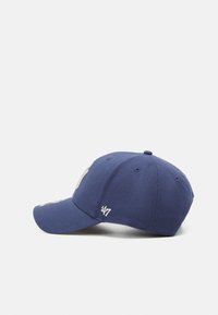 Marineblaue Baseballmütze aus Baumwolle, ausgestattet mit gesticktem Logo und Zahlendetails. Kurzer Schirm und verstellbarer Riemen auf der Rückseite.