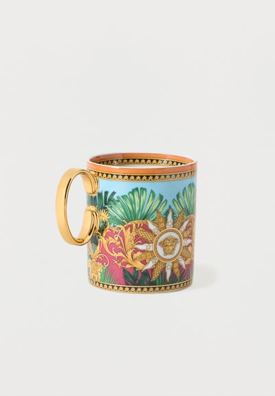 Πορσελάνινη κούπα με χρυσή λαβή, διακοσμημένη με πράσινα φύλλα φοίνικα, περίτεχνες χρυσές σπείρες και κεντρικό έμβλημα ήλιου σε μπλε και κόκκινο φόντο.