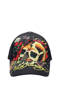 Cappello nero con grafiche vivaci di teschi e cuori, dettagli metallici e visiera piatta. Il materiale sembra testurizzato con disegni intricati.