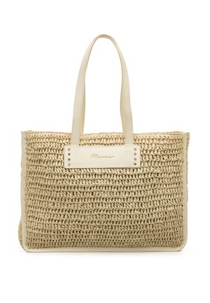 Sac cabas en paille tissée avec des accents en cuir synthétique beige clair. Dispose de deux poignées robustes et d'un patch logo central orné de clous décoratifs.