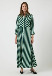 Dlouhé šaty se zeleno-krémovými pruhy z hladké látky, s zapínáním na knoflíky vpředu, límečkem a tříčtvrtečními rukávy.