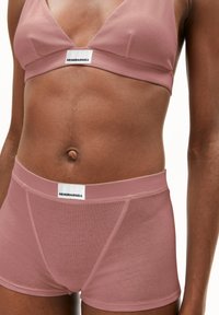 Roze geribde bralette en bijpassende shorts met een wit ARMEDANGELS-label op de tailleband, met een gladde textuur en een aansluitend ontwerp.
