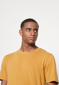 Only & Sons ONSMATT LIFE LONGY TEE  - T-shirt básica - chipmunk