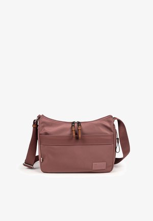 Ružová nylonová crossbody taška so zipsom na vrchu, nastaviteľným popruhom a prednou vreckom. Obsahuje hnedé akcenty a plochý základ pre stabilitu.