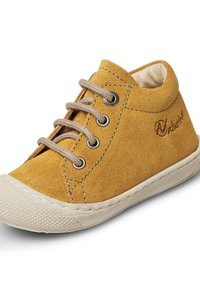 Žluté semišové tenisky s béžovými šňůrkami, zaoblenou špičkou, gumovou podrážkou a zelenými švy. Logo vytištěné na boku.