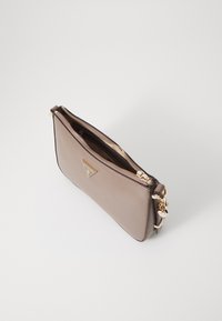 Pochette en cuir marron avec une fermeture éclair dorée, logo triangulaire et une poche intérieure. Texture lisse avec une forme rectangulaire élégante.