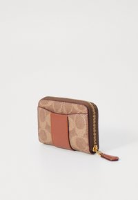 COACH ESSENTIAL SMALL ZIP AROUND CARD CASE IN SIGNATURE CANVAS - Lommebok - tan caramel
