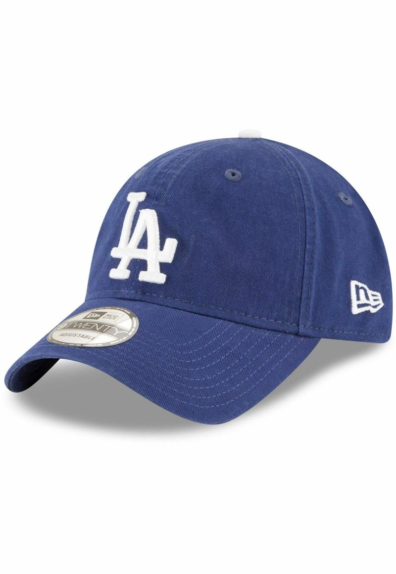 Casquette de baseball bleue avec logo blanc "LA" à l'avant et logo drapeau New Era sur le côté, dotée d'une visière incurvée et d'un arrière réglable.