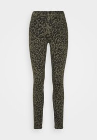 Pantalones ajustados de leopardo verde con cierre de botón, passantes para cinturón y una textura suave. El diseño presenta un patrón de animal en toda la prenda.
