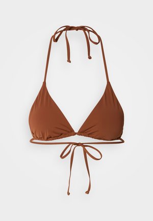 Barna háromszög alakú bikini felsőrész, állítható pántokkal a nyaknál és a háton, sima fehér háttéren.
