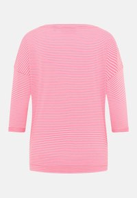 Rosa randig t-shirt gjord av mjukt tyg. Har en bred halsringning och trekvartslånga ärmar. Ränderna växlar mellan mörkare och ljusare rosa.