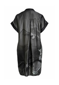 Rochie neagră cu mâneci scurte, cu un model floral mare în nuanțe închise și croială largă, prezentată din spate pe un fundal alb.