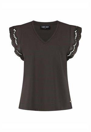 Zwarte blouse met korte mouwen en gegolfde kanten rand op de mouwen, V-halslijn en een klein metalen labeltje nabij de zoom.