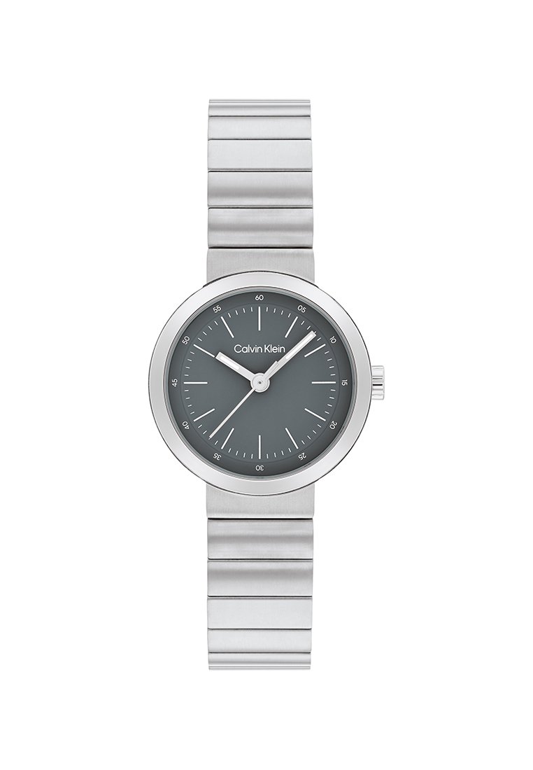 Zegarek Calvin Klein z srebrnej stali nierdzewnej z okrągłą szarym tarczą, minimalistycznymi znacznikami godzinowymi, srebrnymi wskazówkami i elegancką bransoletą.