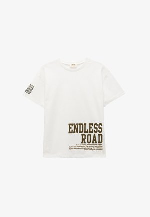 Hvid bomulds T-shirt med korte ærmer. Fremhævet tekst i mørkebrunt: "ENDLESS ROAD" og yderligere sætninger i mindre skrifttype langs bunden.