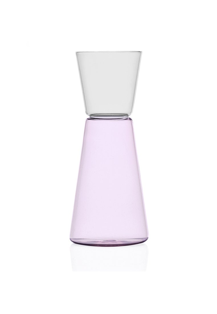Szklana karafka z lilakowym, stożkowym dnem i przezroczystą, cylindryczną górą. Gładka tekstura z bezszwowym designem, idealna do serwowania napojów.