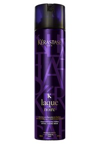 Lila aerosolburk med svarta detaljer. Etiketten har guldtext för Kérastase, produktnamnet "Laque Noire", och detaljer i vitt och svart.