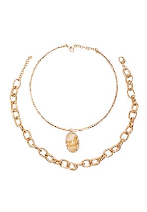 Deux colliers en or, l’un avec un grand motif de maillon de chaîne et l’autre une fine bande avec un pendentif en pierre beige ovale.