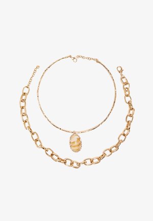 Deux colliers en or, l’un avec un grand motif de maillon de chaîne et l’autre une fine bande avec un pendentif en pierre beige ovale.