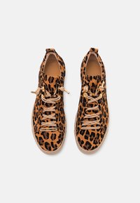 Tenisice s uzorkom leopard, gornji dio od smešnog nubuka, bež vezice i teksturirana gumena podloga. Imaju istaknute crne točke i zaokruženih prstiju.