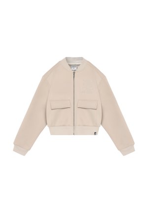 Beżowa kurtka bombowiec z przednim zamkiem błyskawicznym, dwoma kieszeniami na patki, ściągaczami przy mankietach i u dołu oraz delikatnym tonalnym haftem z napisem na lewej piersi.