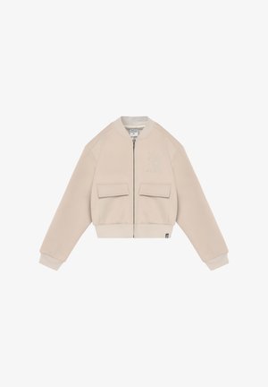 Chaqueta bomber beige con cremallera frontal, dos bolsillos con solapa, puños y dobladillo acanalados, y un sutil texto bordado tonal en el pecho izquierdo.