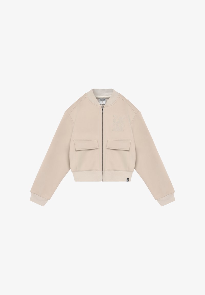 Blouson aviateur beige avec fermeture éclair frontale, deux poches à rabat, poignets et ourlet côtelés, et un texte brodé ton sur ton discret sur le côté gauche de la poitrine.