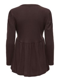 Haut côtelé à manches longues de couleur marron foncé avec un col rond et une taille froncée créant une partie inférieure évasée.