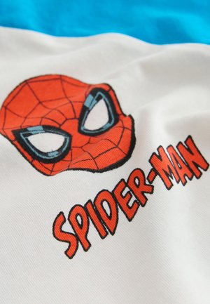 Tessuto bianco con grafica della maschera rossa di Spider-Man e la scritta "SPIDER-MAN" in grassetto arancione, con tessuto di sfondo blu parzialmente visibile.