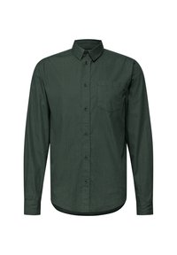 Camisa verde de manga larga con cuello abotonado, textura sutil, un bolsillo en el pecho y botones negros a lo largo de la tapeta frontal.