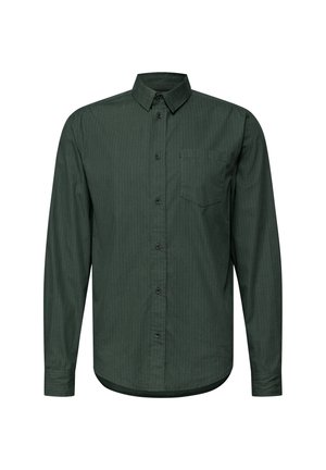 Zelená košile s dlouhým rukávem, která má klopový límec, jemnou texturu, náprsní kapsu a černé knoflíky podél předního zapínání.