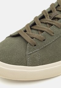Veja CAMPO BOLD - Sportcipő - mud/pierre
