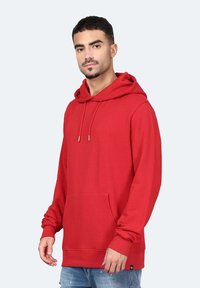 Felpa rossa con cappuccio, tasca frontale, cordini al collo, maniche lunghe e vestibilità comoda, realizzata in un tessuto morbido e leggero.