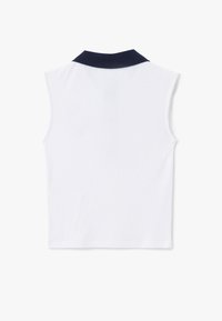 Ærmeløs hvid polo shirt med en tekstureret overflade, der har en marineblå krave og et enkelt, rent design uden yderligere udsmykninger.