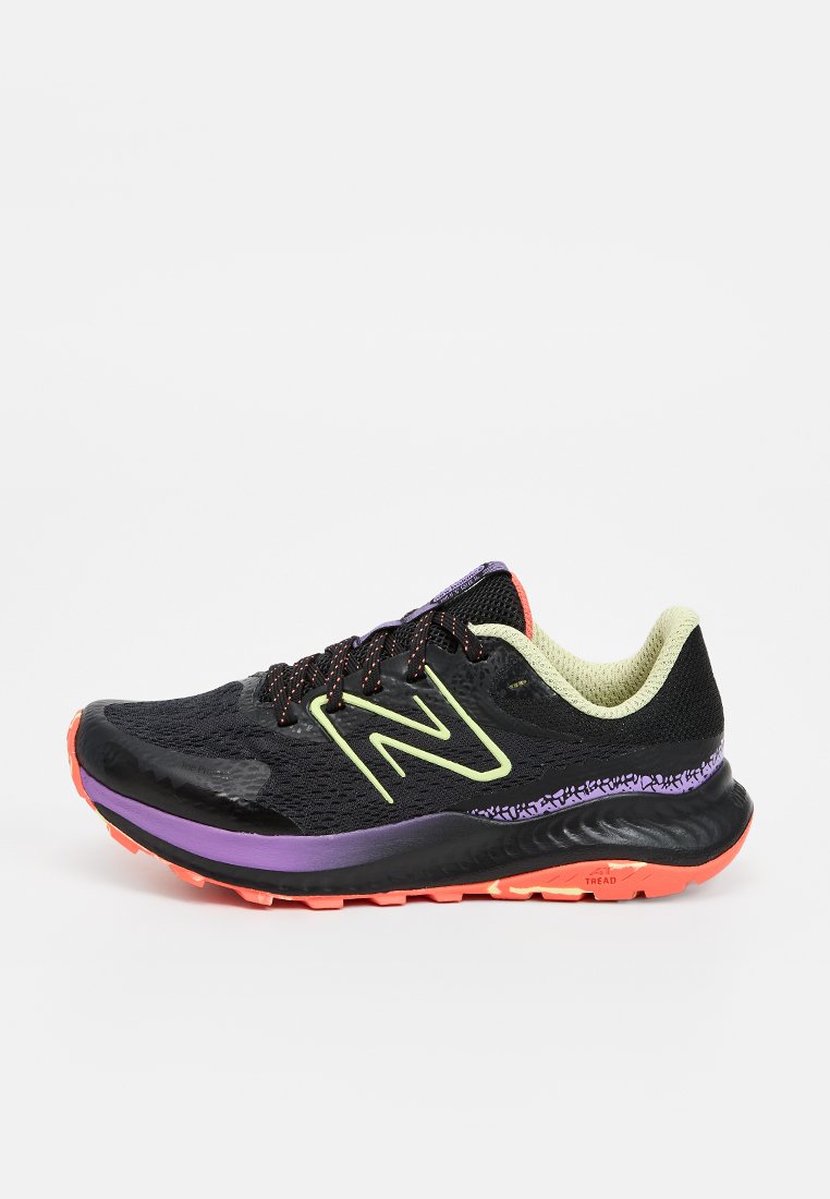Scarpa da corsa nera con tomaia in mesh, logo verde fluo, suola intermedia viola e suola esterna arancione. Accenti texturizzati e lacci a fantasia.