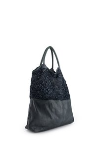 Sort lædertaske med flettet top, der har teksturerede mønstre og en glat nederste del. Stærke dobbelthåndtag til at bære med.