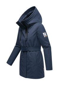 Parka imperméable bleu marine avec une taille ceinturée, un col haut et une capuche réglable ; présente un patch à motif sur la manche gauche.