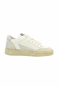 Sneaker bianco in pelle con pannello grigio testurizzato, punta rotonda, lacci color crema e suola in gomma beige. Branding sottile sulla linguetta.