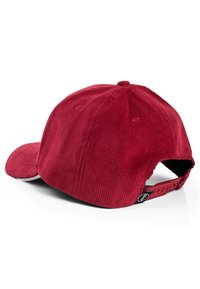 Punane korgimüts, mille ääres on kontrastne must alumine osa, snapback-kinnitusega ja tekstuursete vertikaalsete soontega.