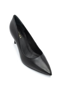 Czarny skórzany pantofel na obcasie z ostrym noskiem i cienkim obcasem, o gładkiej fakturze i minimalnych detalach szwów na cholewce.