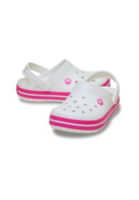 Białe klapki wsuwane z różowymi paskami na podeszwach i otworami wentylacyjnymi, z różowym okrągłym logo z boku.
